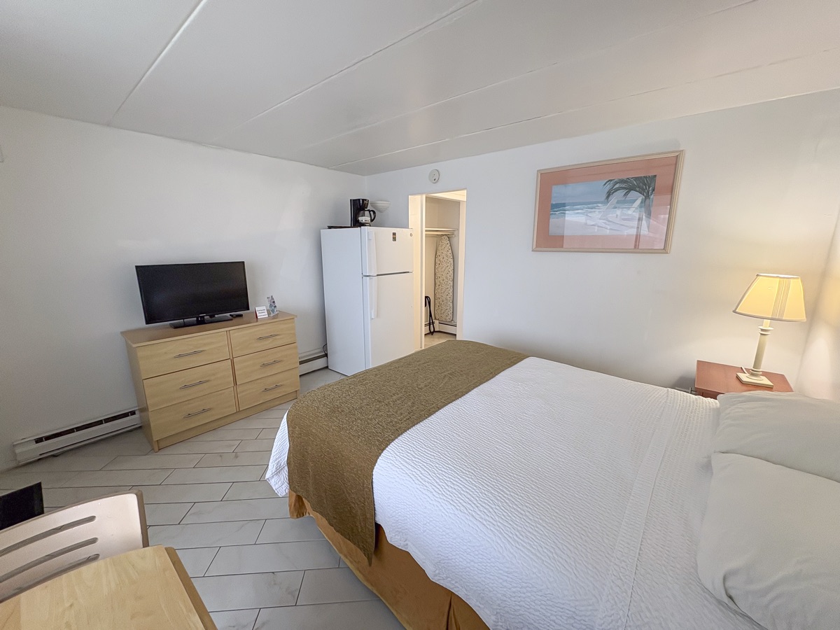 Motel Room - 1 Queen Bed